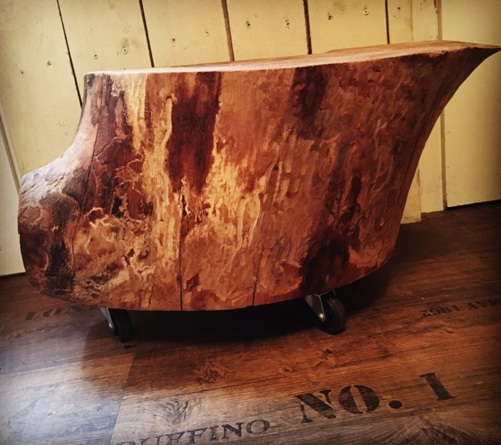 Baumstumpf als Beistelltisch